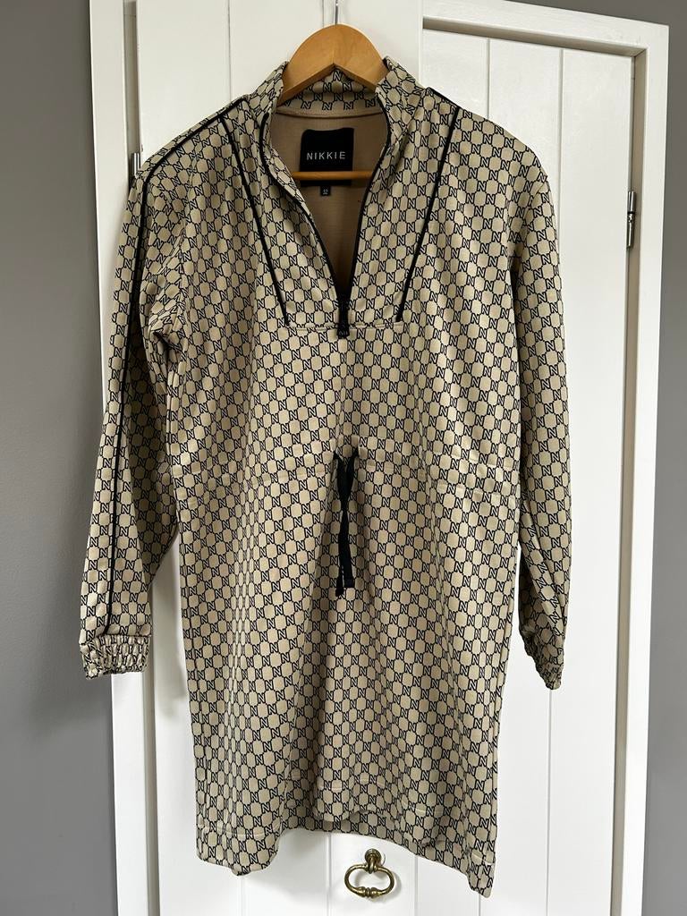 Nikkie jurk met monogram print maat xs, Beige, Ophalen of Verzenden, Maat 34 (XS) of kleiner, Gedragen