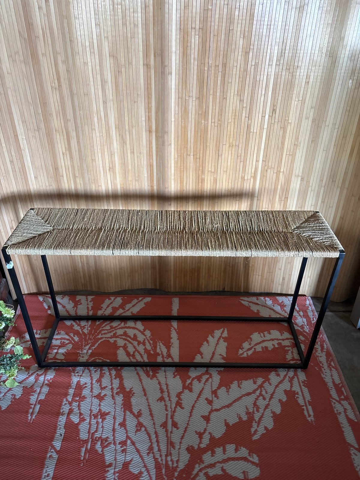 Sidetable/bankje met metalen frame en rieten zitting, Huis en Inrichting, Tafels | Sidetables, 100 tot 150 cm, Ophalen of Verzenden