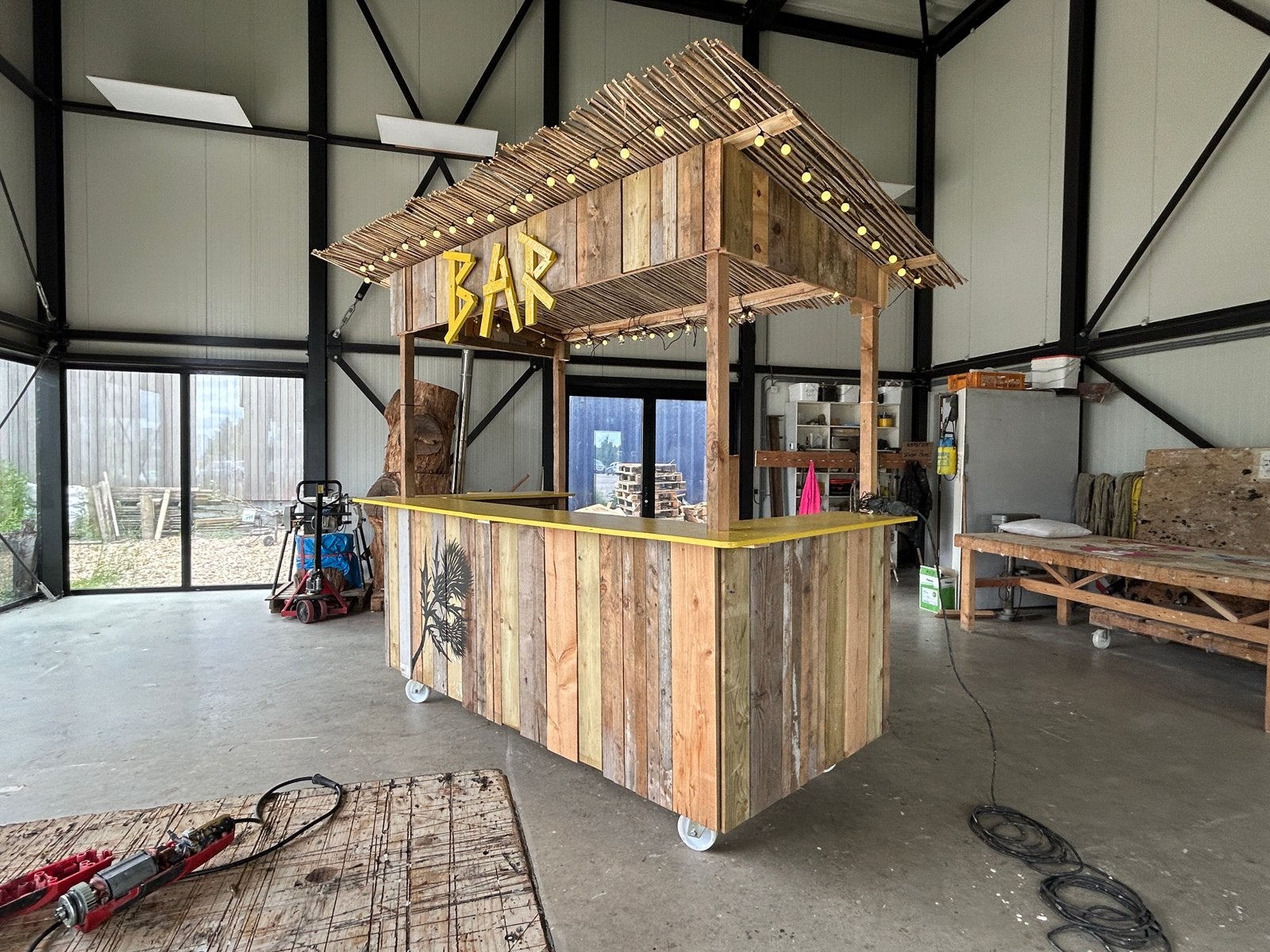 Unieke mobiele bar van steigerhout met verlichting, Ophalen, Gebruikt