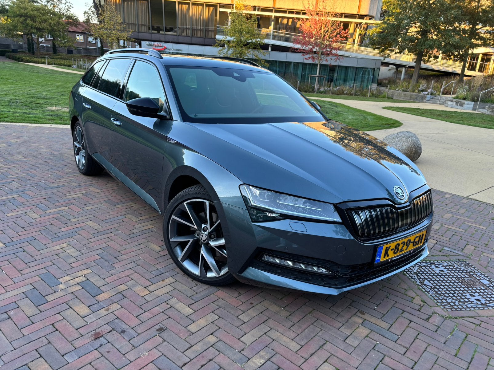 Skoda Superb IV Sportline 1.4 TSI 217pk Dsg-6 2020 Grijs, Auto's, Zwart, Alcantara, 102 €/maand, Te koop