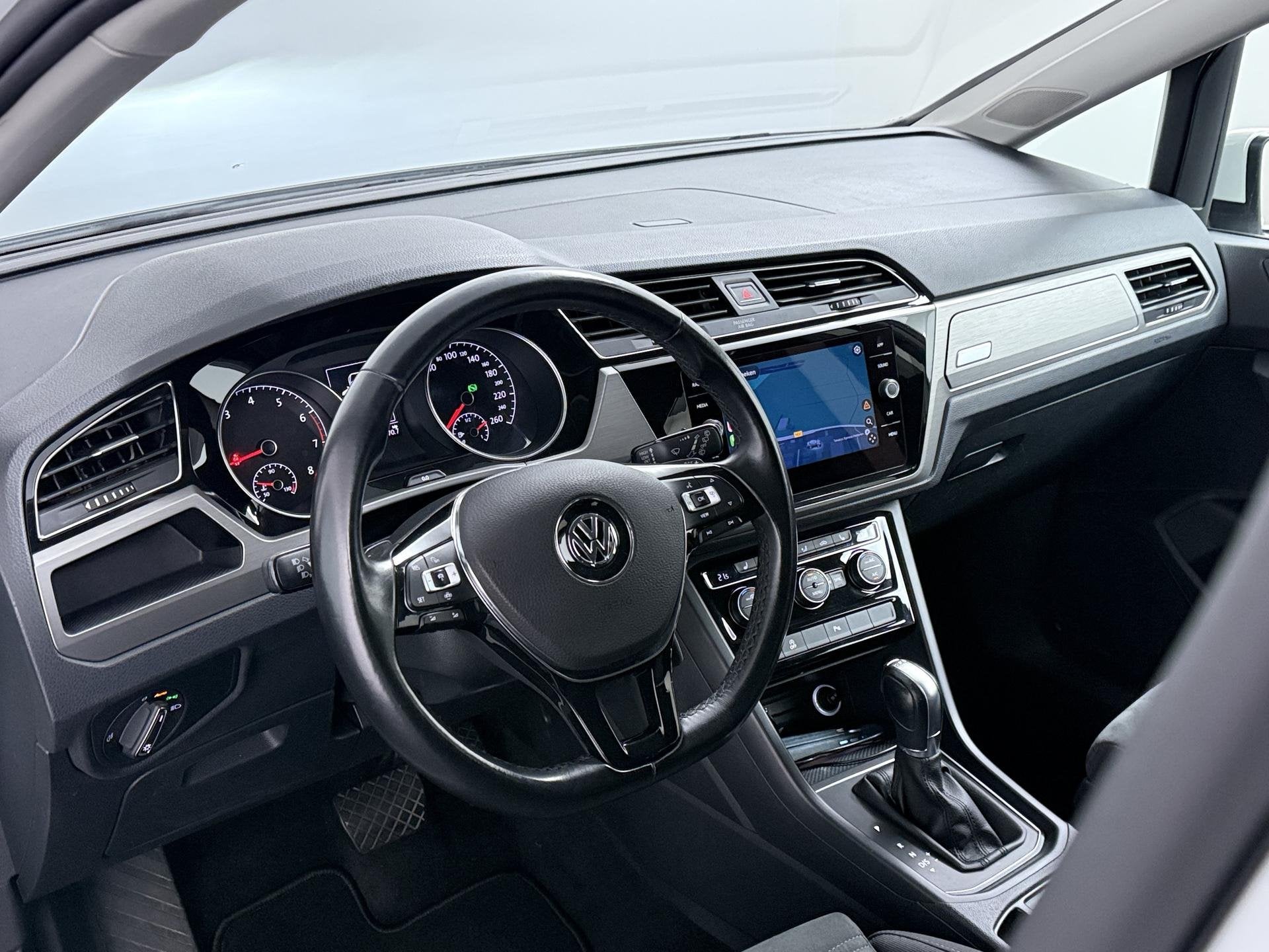 Volkswagen Touran 1.5 TSI Highline Business R 7p | Trekhaak, Auto's, 4 cilinders, 150 pk, 7 stoelen, Wit