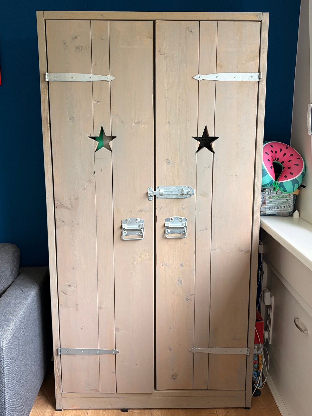 Houten kledingkast met sterren en hangruimte, Ophalen, Met plank(en), 50 tot 100 cm, Zo goed als nieuw