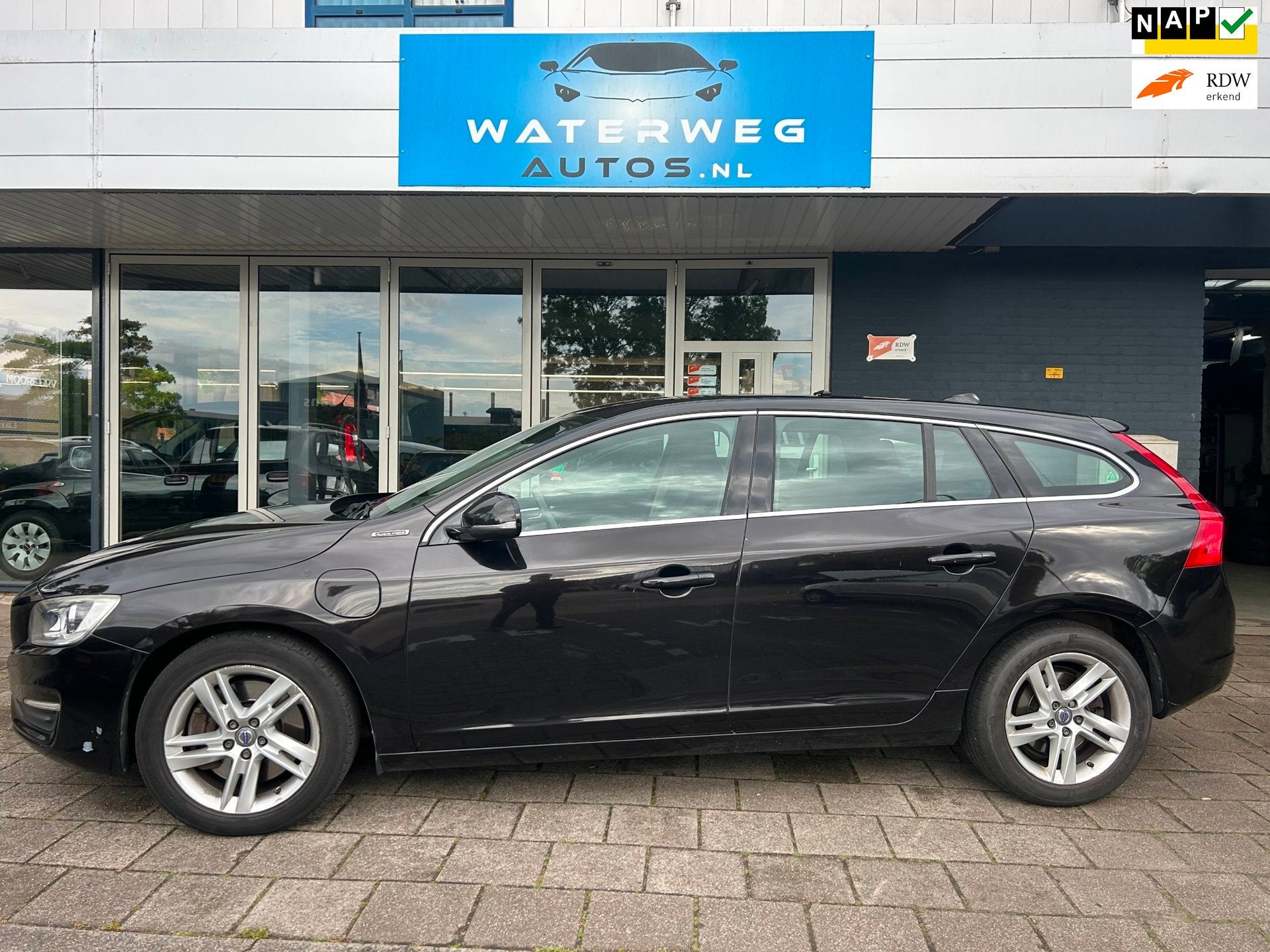Volvo V60 2.4 D6 AWD Plug-In Hybrid Momentum Navi/PDC, Auto's, Automaat, Stof, Zwart, Zwart