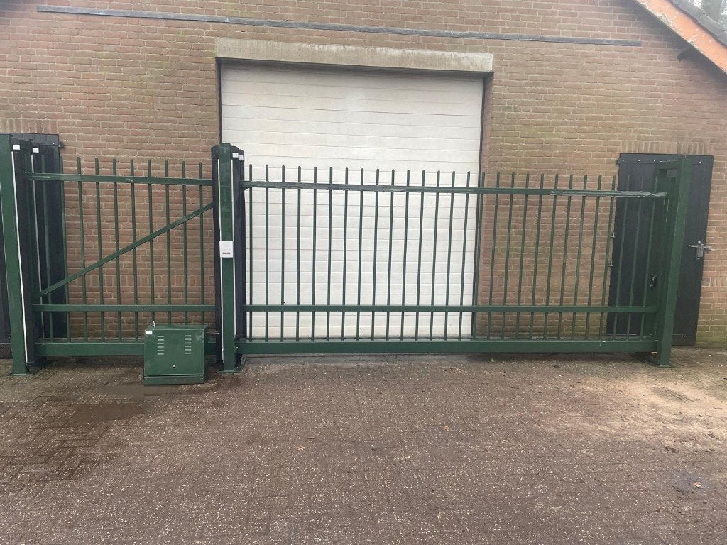 Te koop vrijdragende elektrische schuifpoort 4,5x2 meter hek, Tuin en Terras, Tuinpoorten, Gebruikt, Schuifpoort, IJzer, 150 tot 200 cm