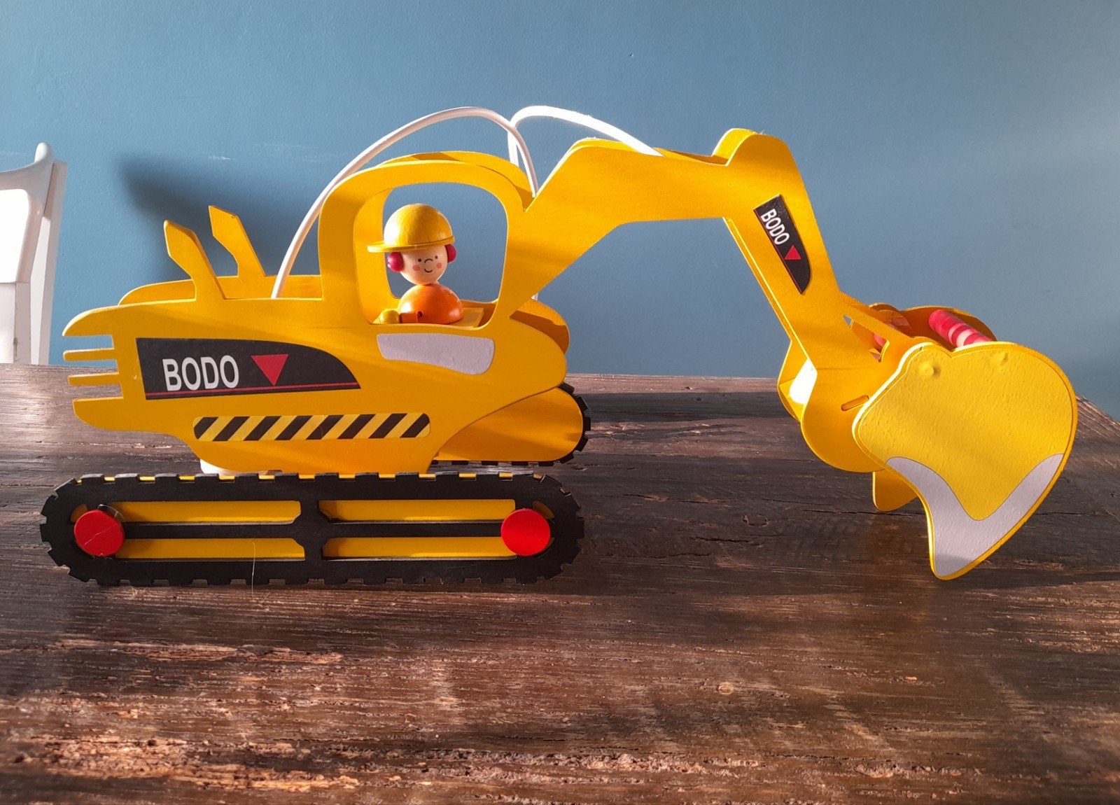 Stoere graafmachine hanglamp van Elobra Bodo., Geel, Ophalen of Verzenden, Zo goed als nieuw, Lamp