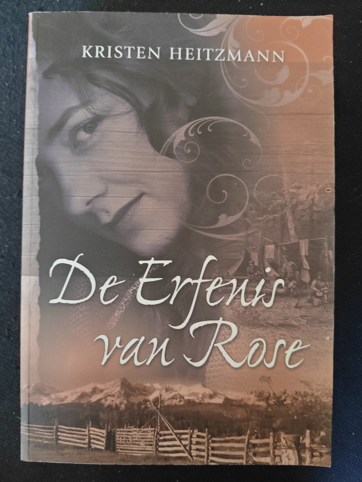 De Erfenis van Rose - Kristen Heitzmann, Gelezen, Ophalen of Verzenden, Nederland, Kristen Heitzmann