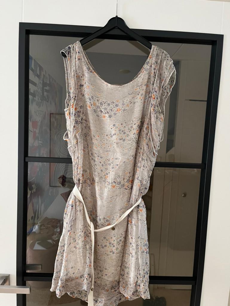 MAISON SCOTCH prachtig jurkje gebloemd mt38/40, Kleding | Dames, Tops, Zo goed als nieuw, Maat 38/40 (M), Beige, Korte mouw, Ophalen of Verzenden