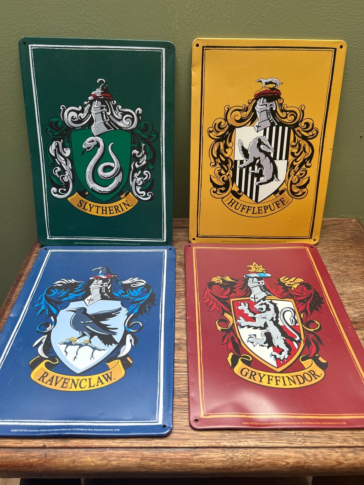 Harry Potter Hogwarts Huizen Metalen Borden Set, Verzamelen, Ophalen of Verzenden, Zo goed als nieuw, Gebruiksvoorwerp