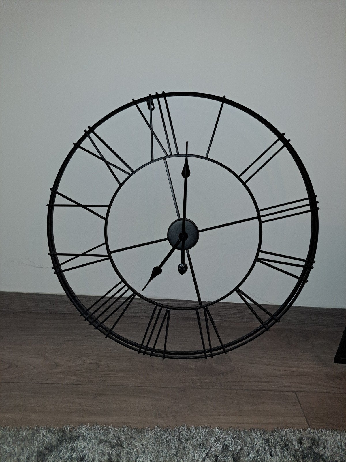 Grote Zwarte Wandklok met Romeinse Cijfers, Huis en Inrichting, Wandklok, Analoog, Ophalen of Verzenden, Zo goed als nieuw