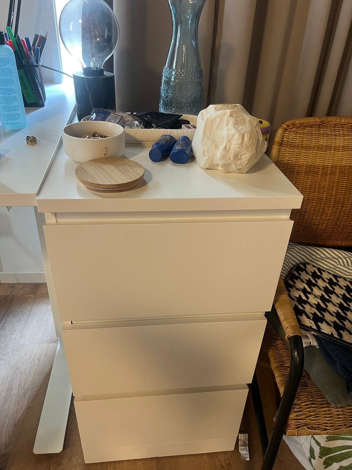 Ikea white drawers and lamp, Huis en Inrichting, Kasten | Ladekasten, Ophalen, 50 tot 100 cm, Zo goed als nieuw, Minder dan 100 cm