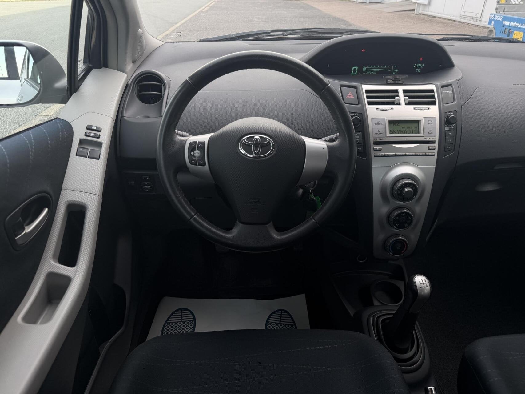 Toyota Yaris 1.3 VVTi Sol - 5DEURS/AIRCO/TREKHAAK/NAP, Auto's, Toyota, 4 cilinders, 995 kg, 547 kg, Origineel Nederlands