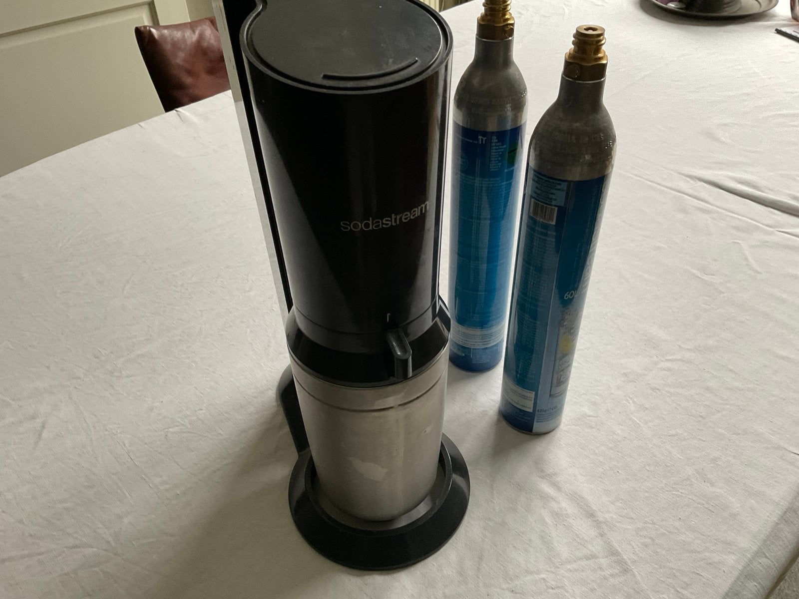 SodaStream met 2 CO2 cilinders, Ophalen of Verzenden, Gebruikt