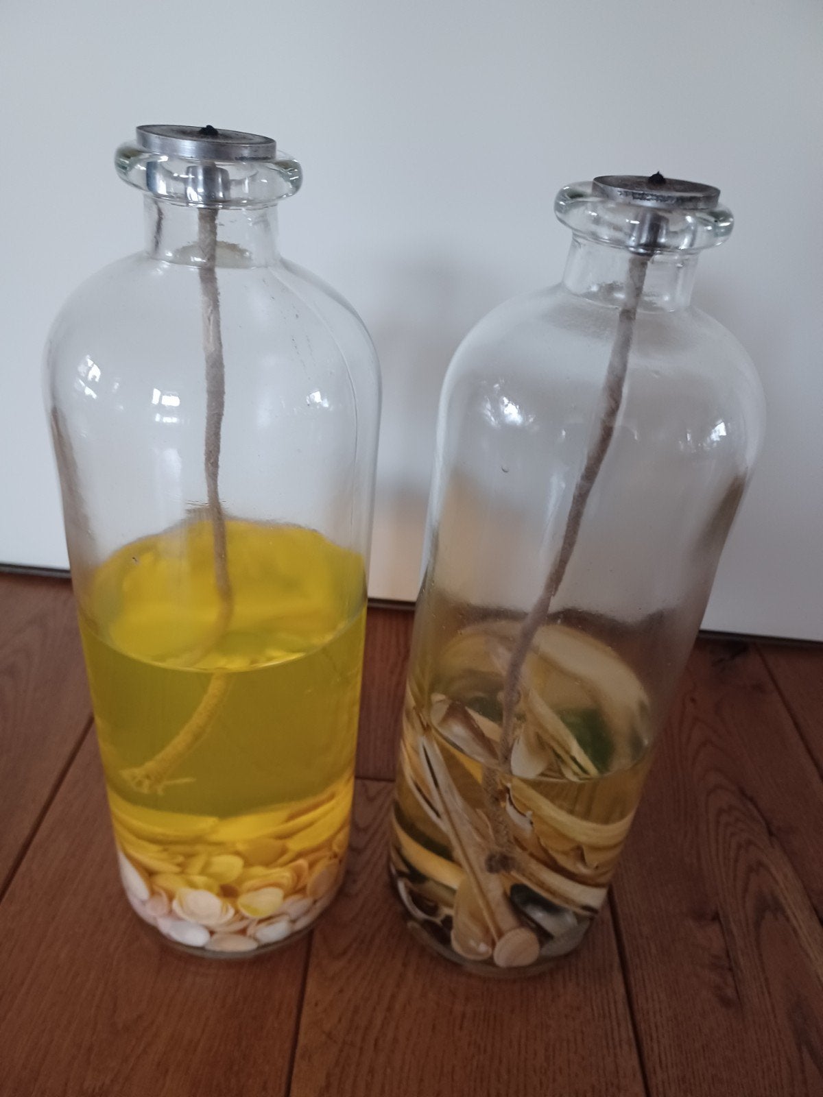 2 glazen flessen met lampolie, Ophalen of Verzenden, Zo goed als nieuw, Glas