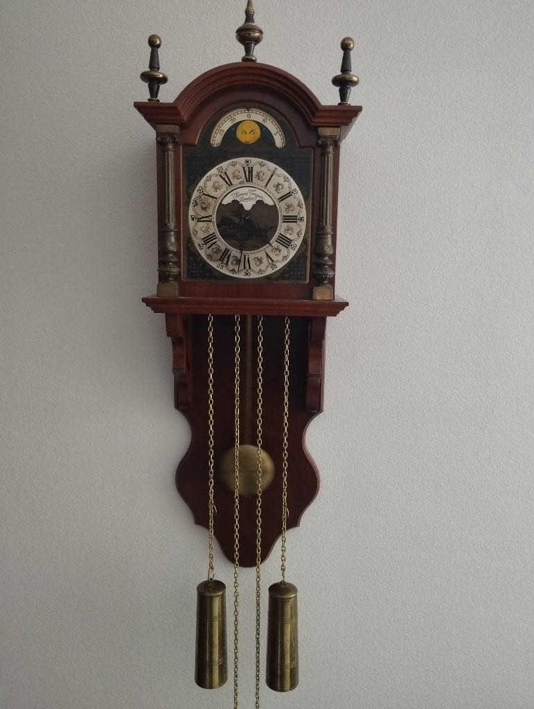 Mooie hangklok met gewichten en slagwerk, Huis en Inrichting, Ophalen, Bruin, Analoog, Met gewichten