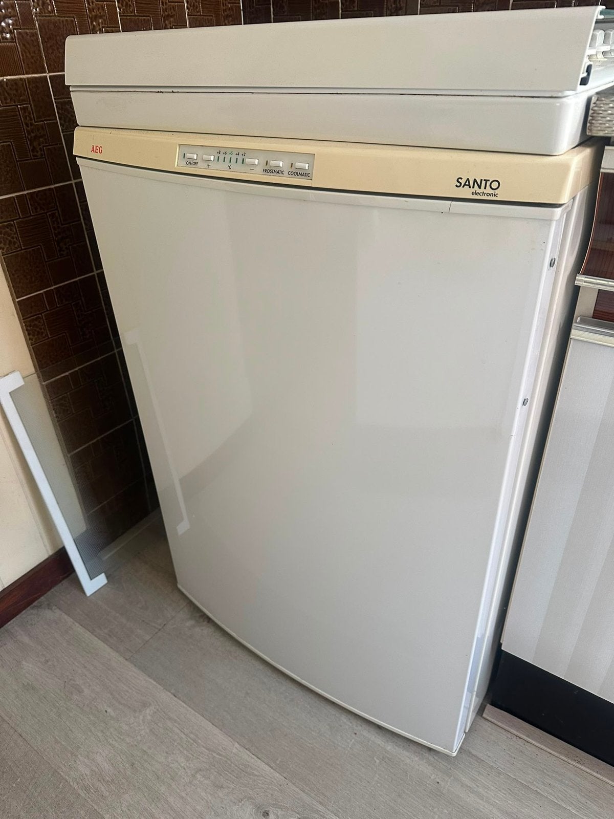 AEG Santo electronic tafelmodel diepvrieskast, Witgoed en Apparatuur, Vriezers en Diepvrieskisten, Gebruikt, Minder dan 85 cm