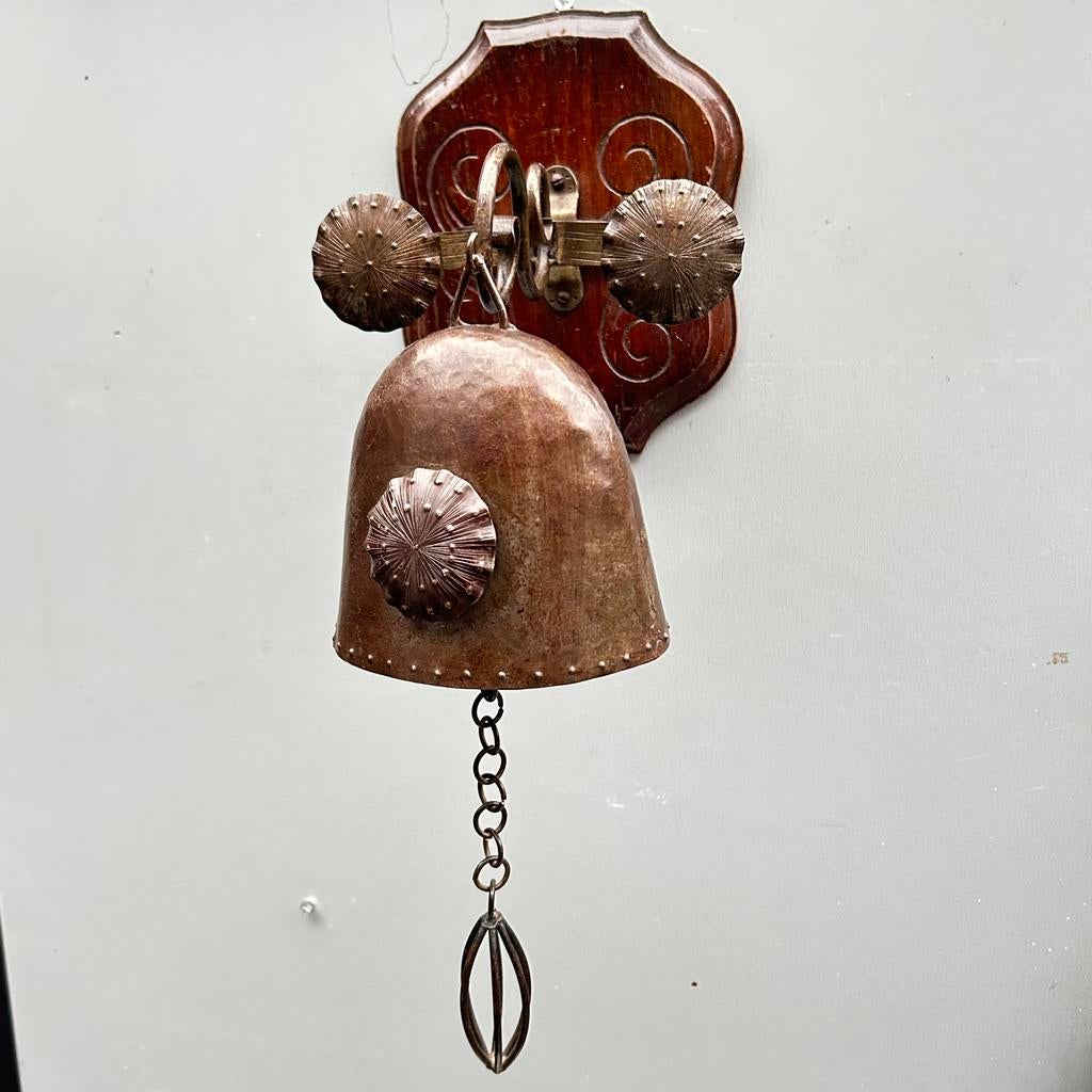 Vintage bel met klepel aan muurhanger, kapstok idee, Ophalen of Verzenden
