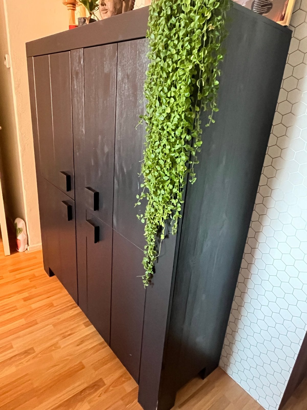 Zwarte houten kast met deuren en planken, Huis en Inrichting, Kasten | Kledingkasten, Ophalen, Gebruikt, 50 tot 100 cm, 150 tot 200 cm
