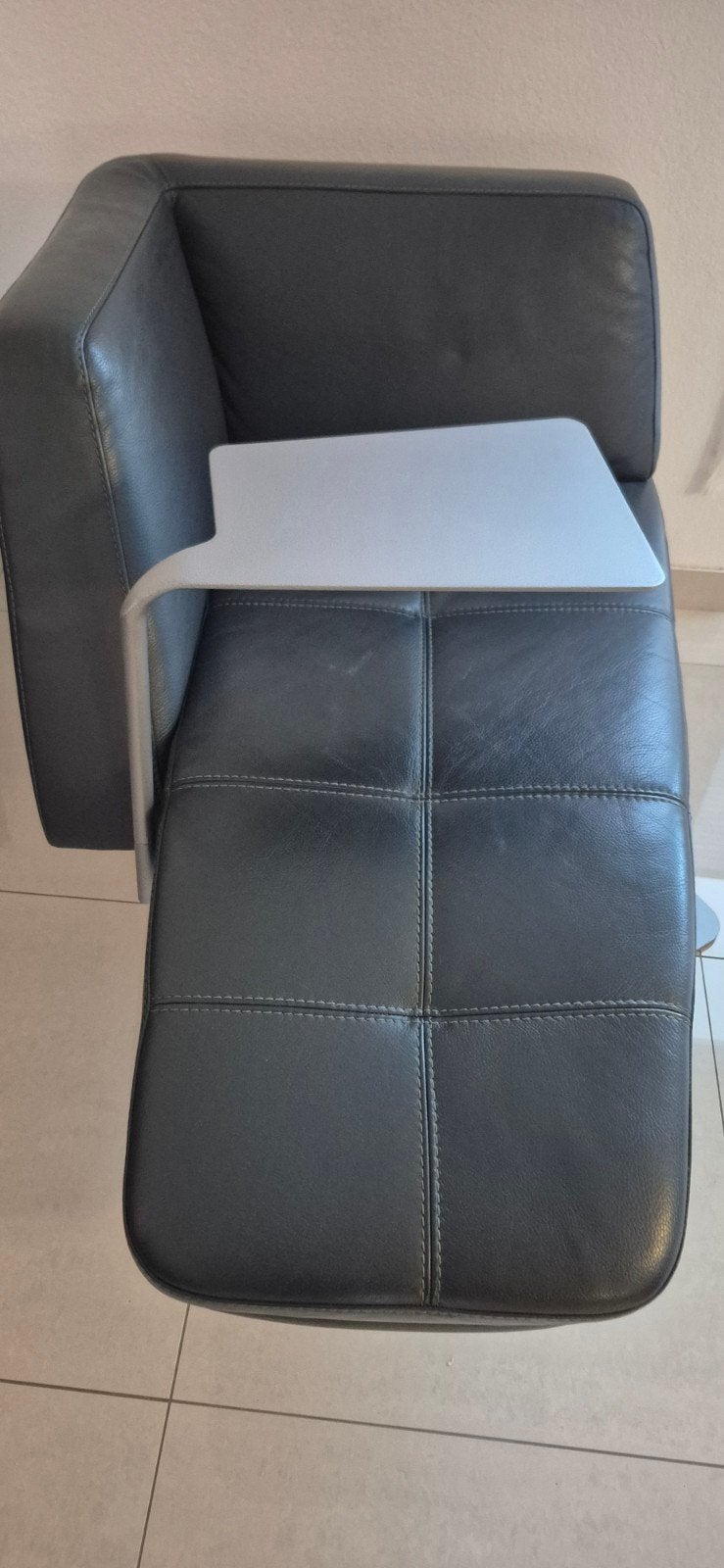 Leren fauteuil met draaivoet en bijzettafel, Ophalen, Modern, Comfortabel, Gebruikt, 75 tot 100 cm