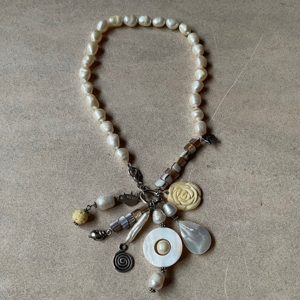 Ketting van handgeknoopte zoetwaterparels met parelmoer, Verzenden, Zo goed als nieuw, Overige materialen, Met hanger