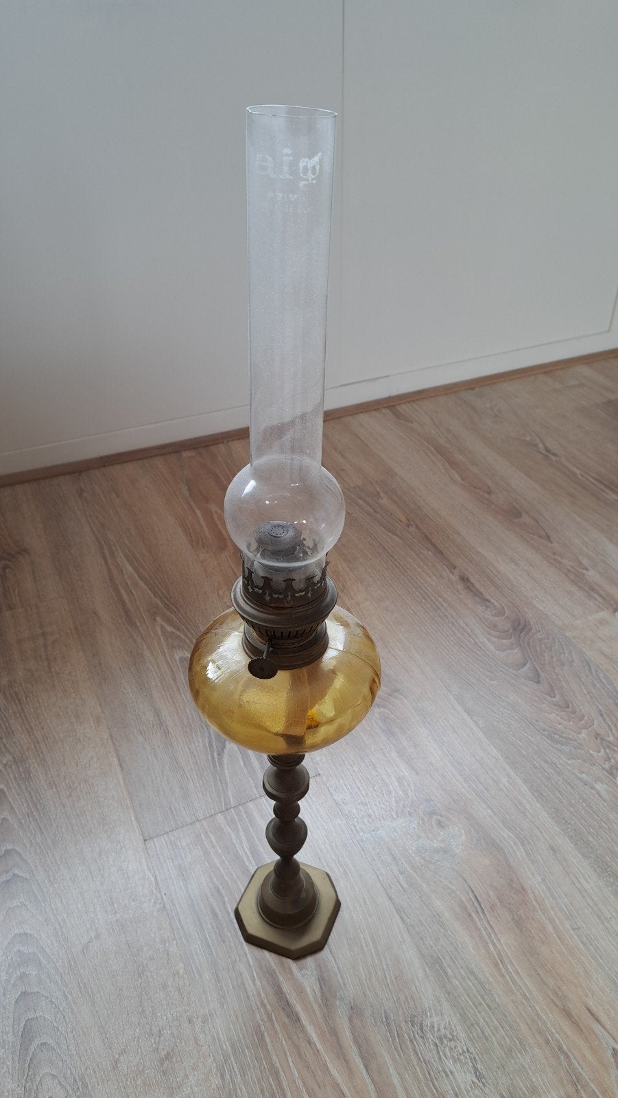 Olielamp Hugo Schneider met geëtst aig Prima Boheems glas, Ophalen of Verzenden