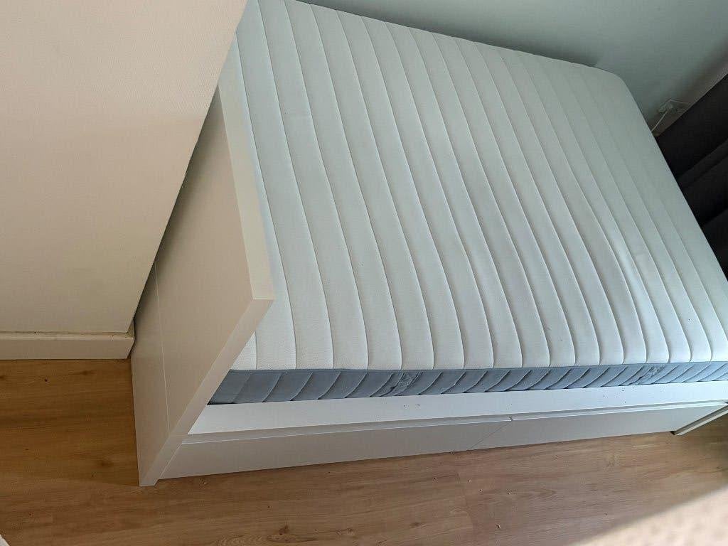 IKEA Malm matras + bedframe hout wit plus lades, Wit, Tweepersoons, Zo goed als nieuw, 200 cm