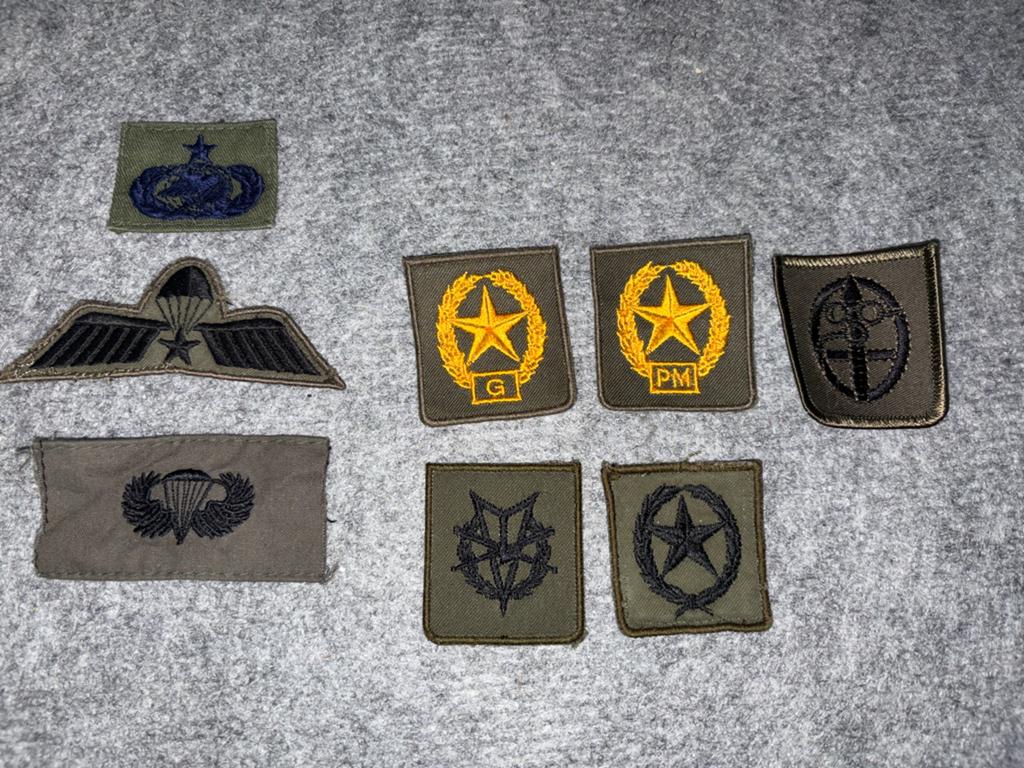 Diverse militaire emblemen: MLV, scherpschutter, duiker, win, Ophalen of Verzenden, Landmacht, Nederland, Embleem of Badge