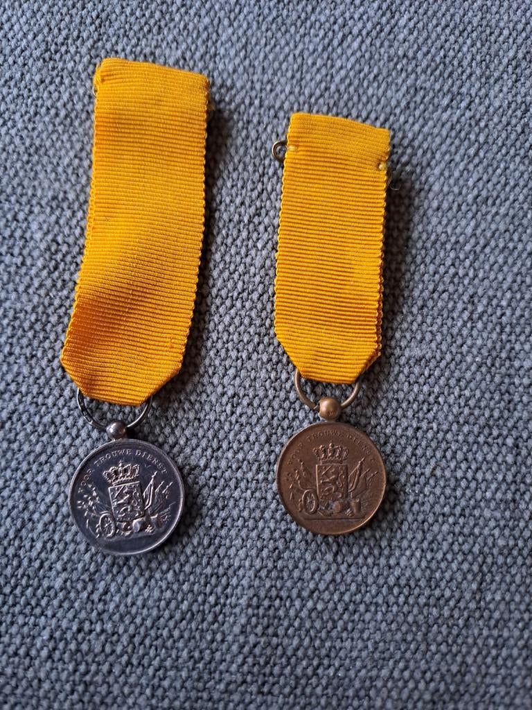2 medailles. " Voor trouwe dienst", Verzenden