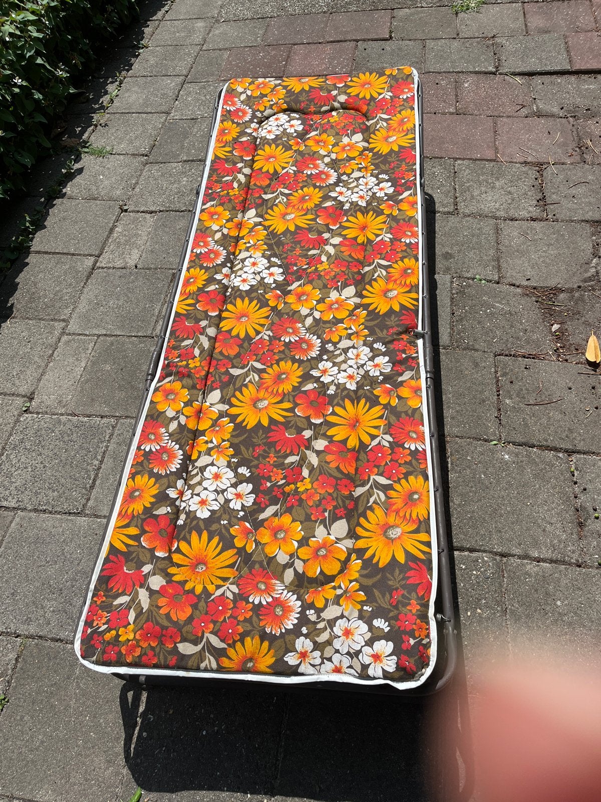 Vintage Ligbed met Bloemenprint - Verstelbaar en Inklapbaar, Ophalen, Gebruikt, Metaal, Inklapbaar