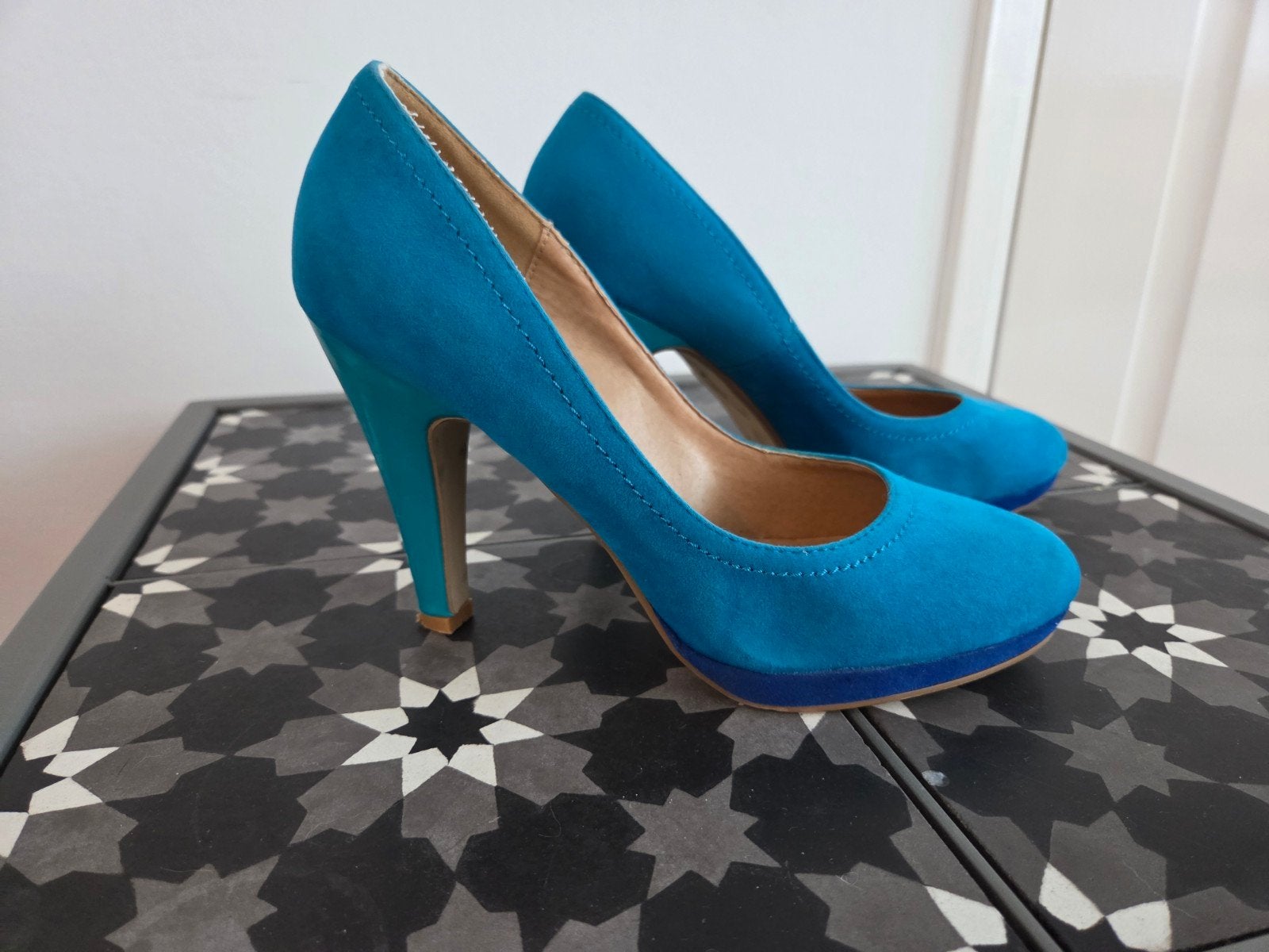 Turquoise, blauwe suède pumps met hoge hak maat 37, Kleding | Dames, Pumps, Blauw, Ophalen of Verzenden, Zo goed als nieuw