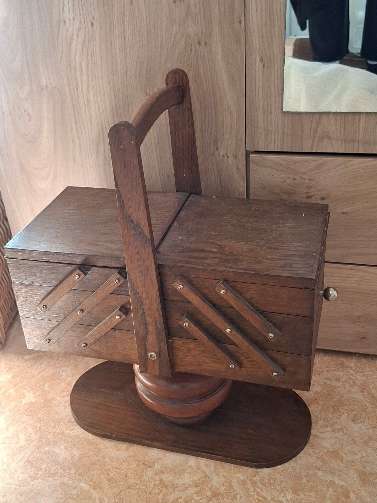 Vintage houten naaikist op draaivoet, Ophalen, Gebruikt, Overige typen