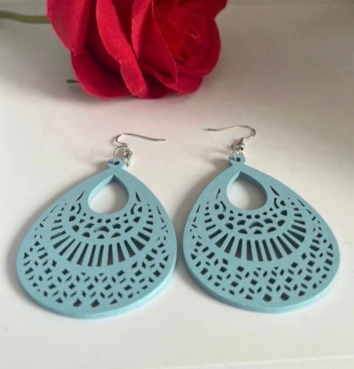 Nieuwe houten oorbellen met uitgesneden patroon, Sieraden, Tassen en Uiterlijk, Oorbellen, Overige materialen, Hangers, Nieuw