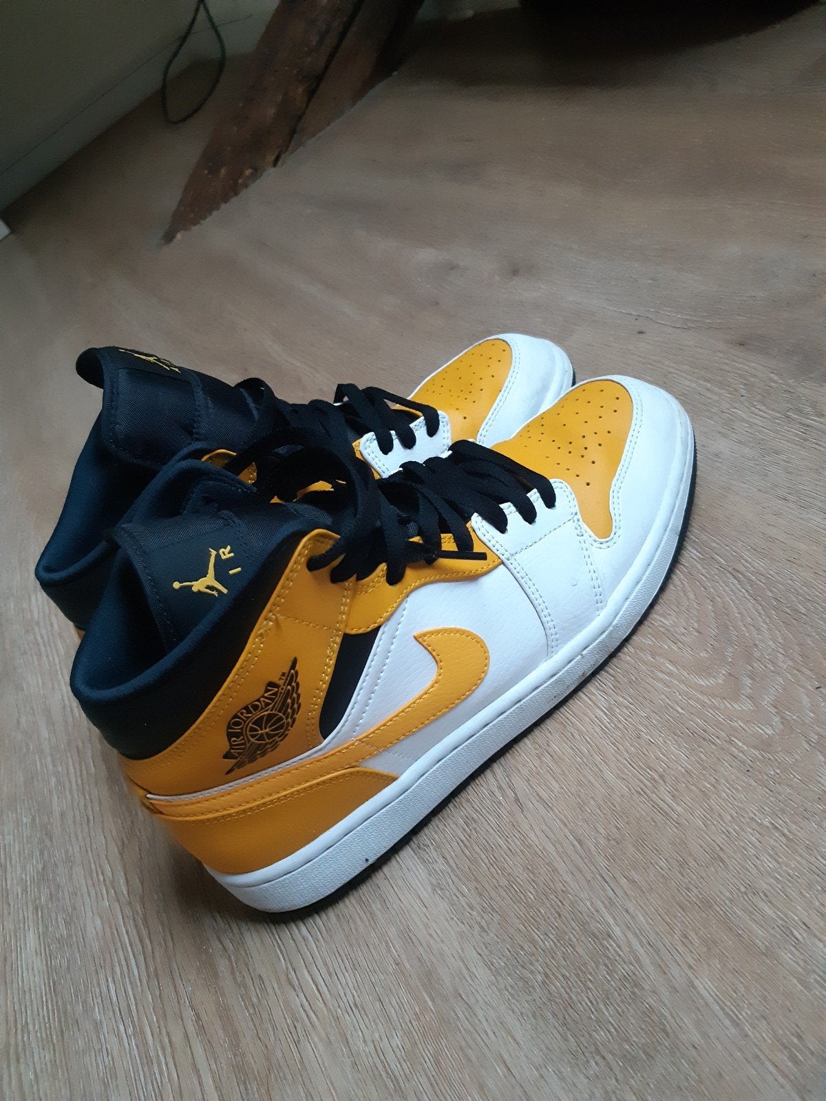 Nike Air Jordan 1 Mid - Geel/Zwart/Wit, Kleding | Dames, Schoenen, Geel, Nike Jordan, Ophalen of Verzenden, Sneakers of Gympen