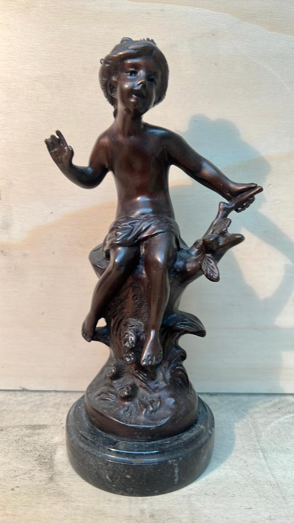 Bronzen beeldje 'Meisje op boomstronk' Aug. Moreau – 20 cm, Verzamelen, Beelden en Beeldjes, Verzenden, Zo goed als nieuw, Mens