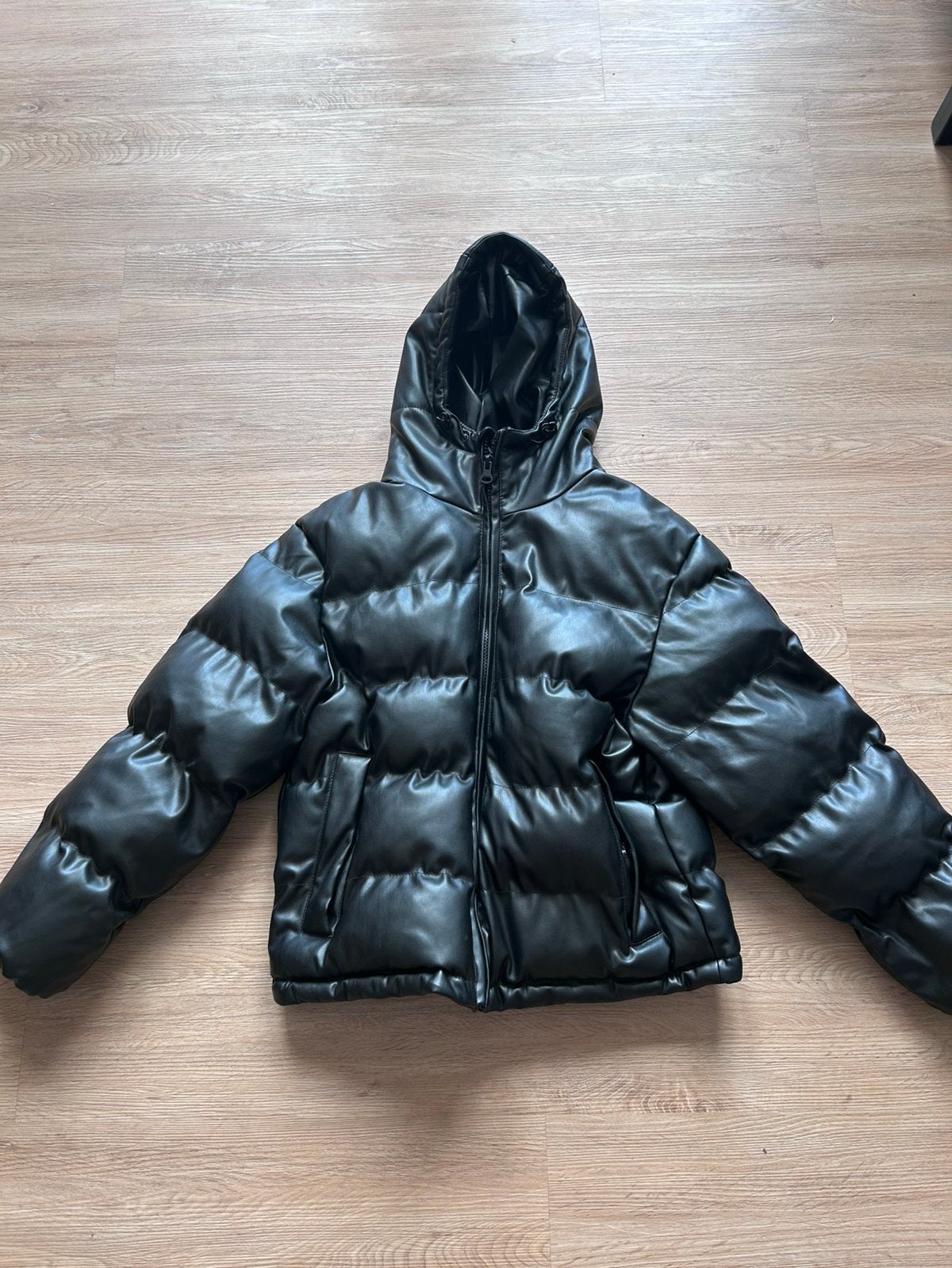 Zwarte leather look puffer jas maat M Pull & Bear, Ophalen of Verzenden, Zo goed als nieuw, Maat 38/40 (M), Zwart