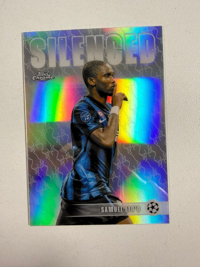 Samuel Eto'o Silenced Topps Chrome 2025-26, Ophalen of Verzenden, Nieuw, Buitenlandse clubs, Poster, Plaatje of Sticker