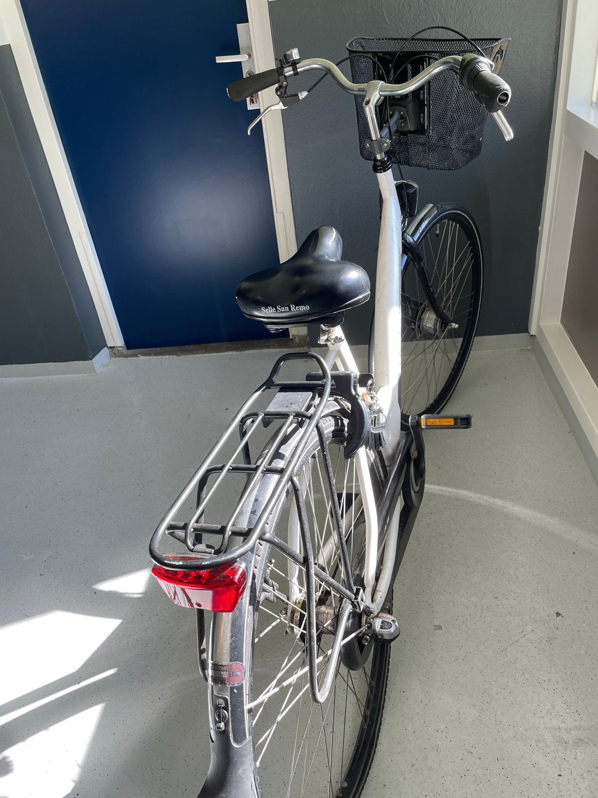 Te koop Witte Gazelle damesfiets met mandje en bagagedrager, Ophalen, Gebruikt, Velgrem, Versnellingen