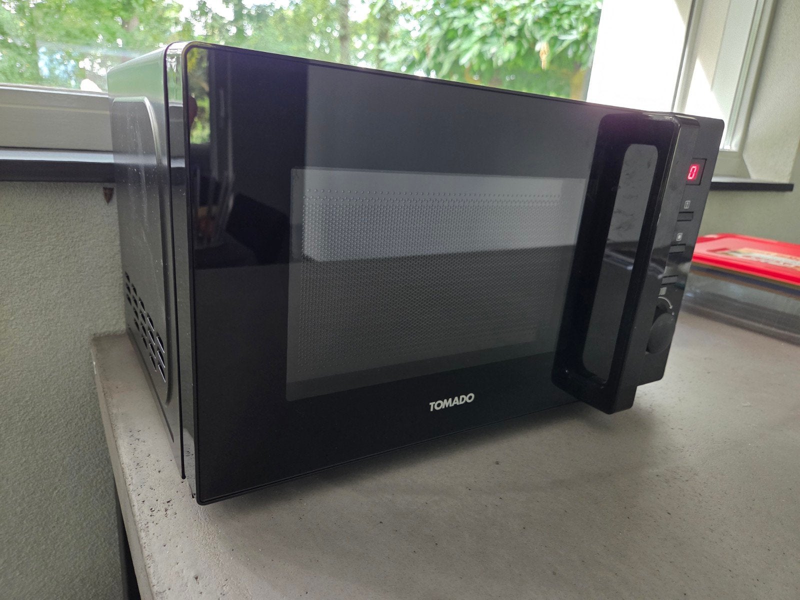 Tomado TMS2002B Solo Magnetron - Zwart, Ophalen, Draaiplateau, Magnetron, Zo goed als nieuw