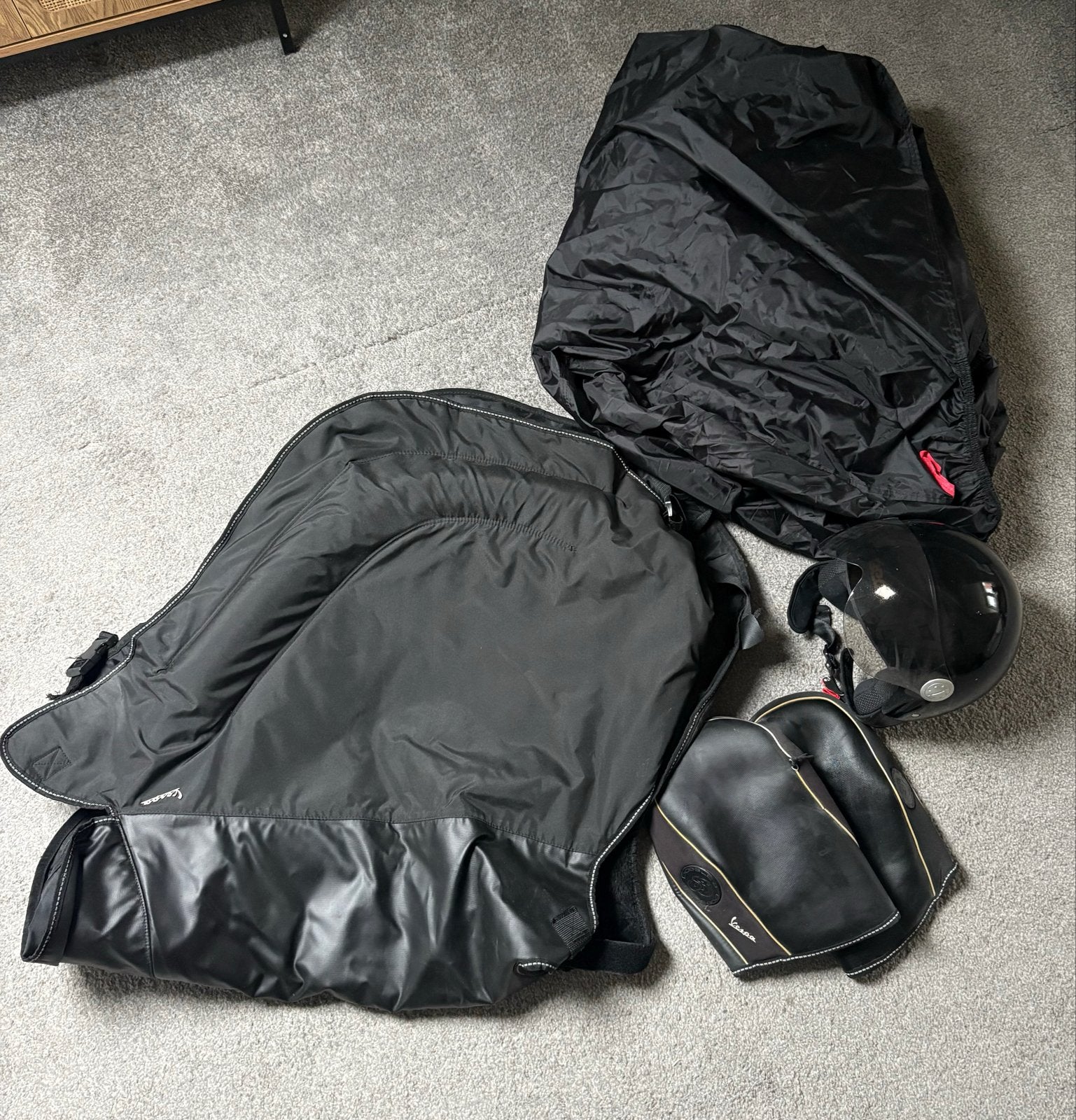 Vespa accessoires: beenkleed, handmoffen, helm en hoes, Ophalen, Gebruikt