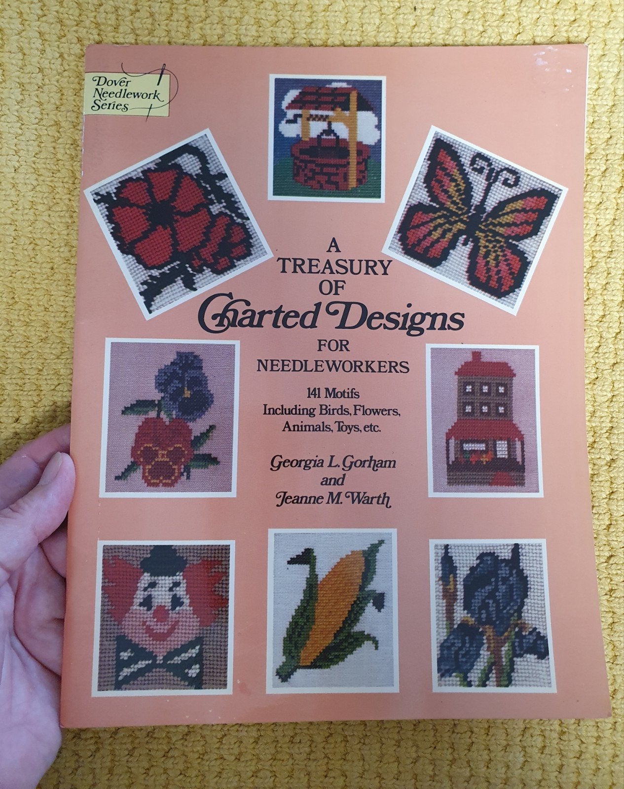 vintage borduurboek a treasury of charted designs 1977, Verzenden, Patroon