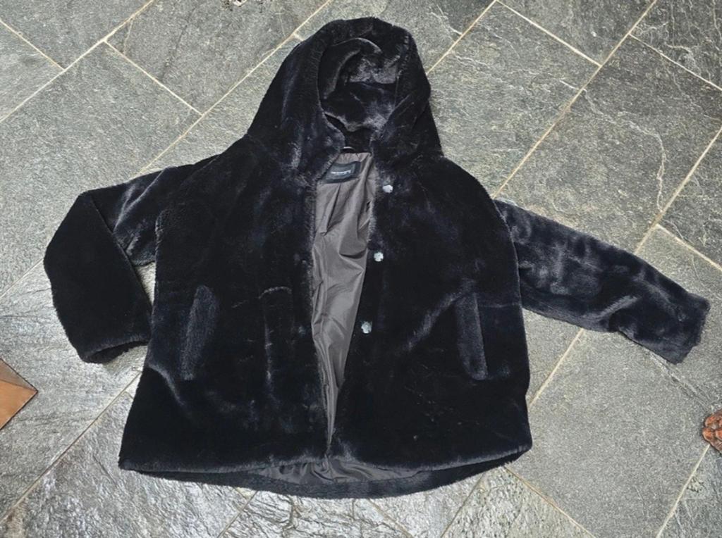 Zwarte nep bontjas met capuchon, maat 48/50, Zwart, Maat 46/48 (XL) of groter, Ophalen of Verzenden, Onbekend