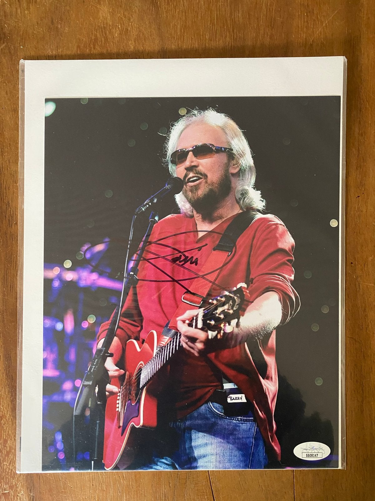 Gesigneerde foto Barry Gibb (Bee Gees) met JSA-certificaat, Ophalen of Verzenden, Zo goed als nieuw, Foto of Kaart, Gesigneerd