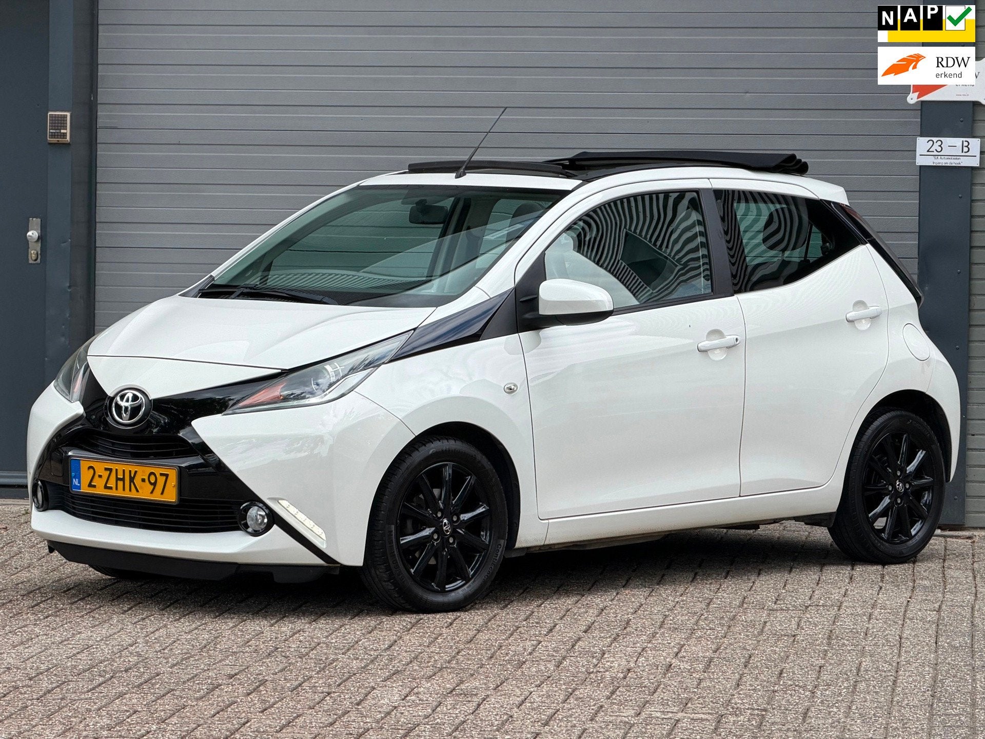 Toyota Aygo 1.0 VVT-i x-wave - Elektrisch vouwdak - Airco -, Voorwielaandrijving, Euro 5, Gebruikt, Zwart