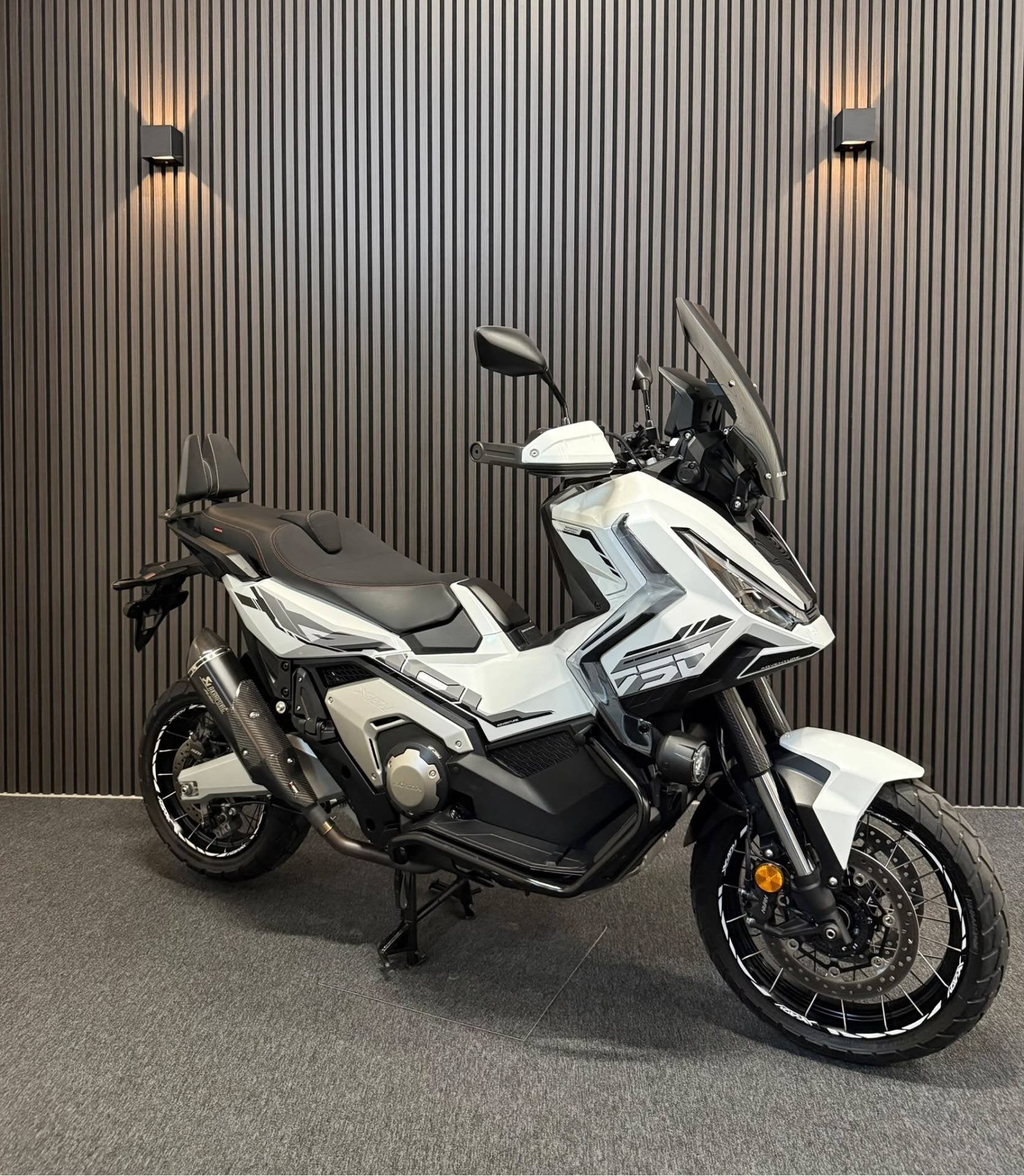 Honda X-ADV 750 AKRAPOVIC-CARBON-NIEUWSTAAT-CARPLAY, Motoren, Kolen Motors, 745 cc, Broekhovenseweg 130-2
5021LJ  TILBURG, NL