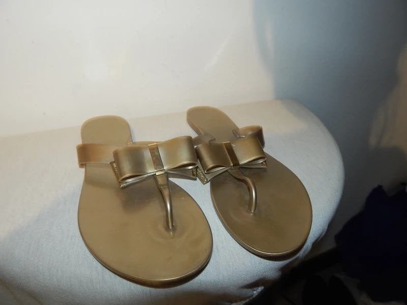 Michael Kors kunststof gouden slippers strik merk stoppers37, Kleding | Dames, Slippers, Verzenden, Gedragen, Overige kleuren