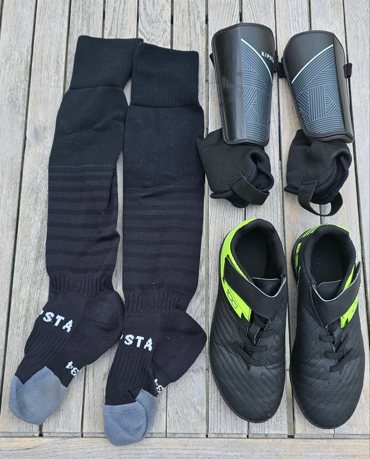 Voetbalset: Kipsta voetbalschoenen, scheenbeschermers en sok, Set, Maat XS of kleiner, Ophalen of Verzenden, Zo goed als nieuw