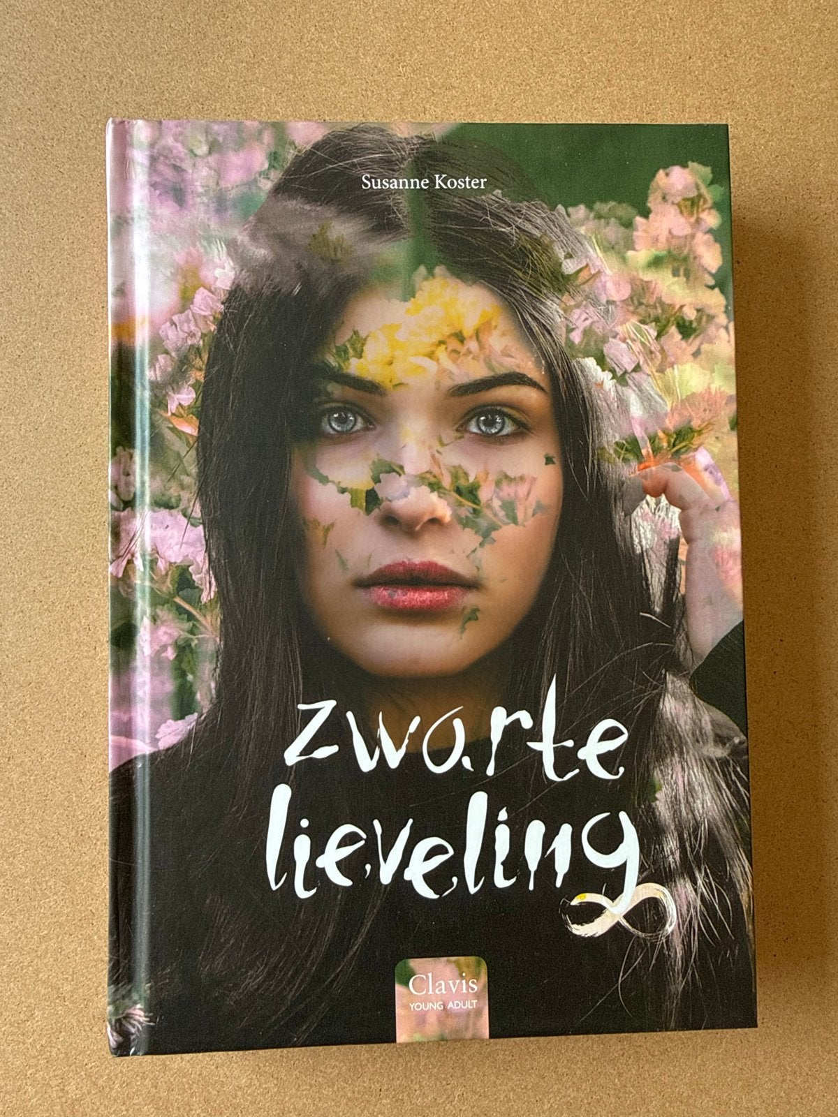 Zwarte lieveling - Susanne Koster (Young Adult), Ophalen of Verzenden, Zo goed als nieuw, Fictie