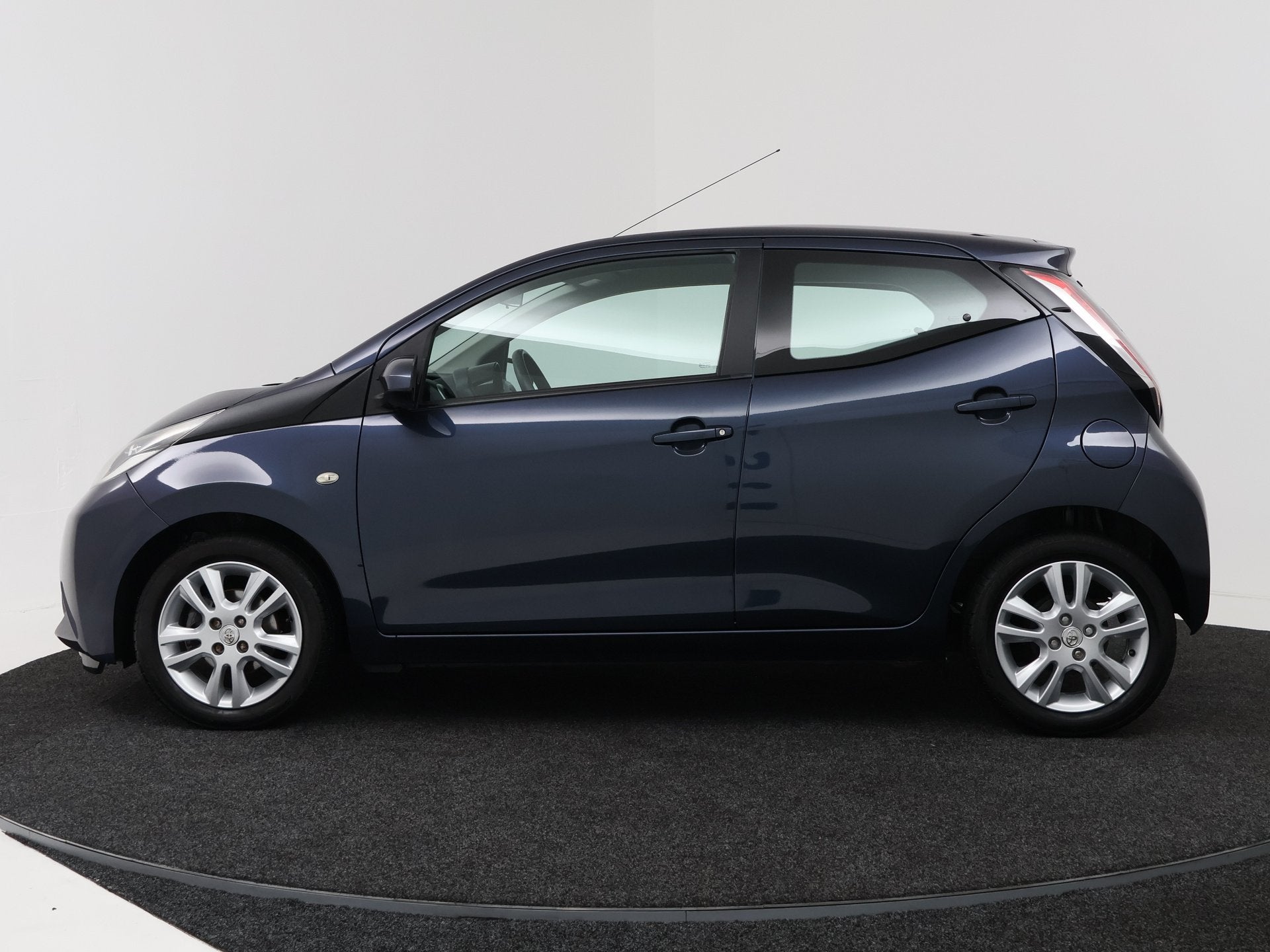 Toyota Aygo 1.0 VVT-i x-play | Camera | Airco | (bj 2015), Stof, Gebruikt, Zwart, Origineel Nederlands