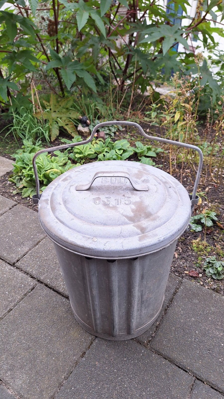 zinken vuilnisbak uit Tricht, Ophalen