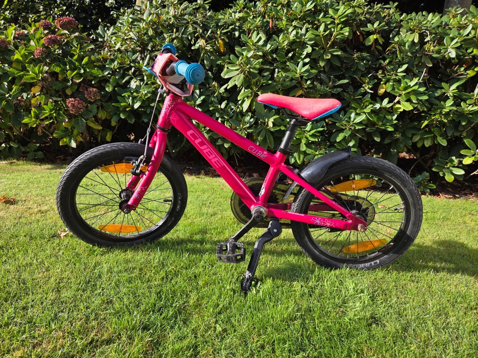 Roze Cube Race 160 Kinderfiets - Zo goed als nieuw, Fietsen en Brommers, Ophalen, 16 tot 20 inch, Velgrem, Zo goed als nieuw