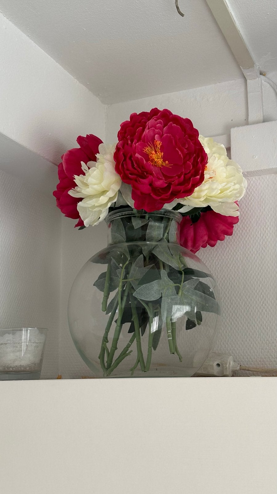 Glazen vaas met kunstbloemen (rood/wit), Transparant, Inclusief decoratie, Ophalen of Verzenden, Glas